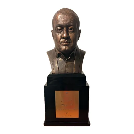 تندیس و نشان لیاقت صنعتگر نمونه و کارآفرین برتر سه سال متوالی ایران